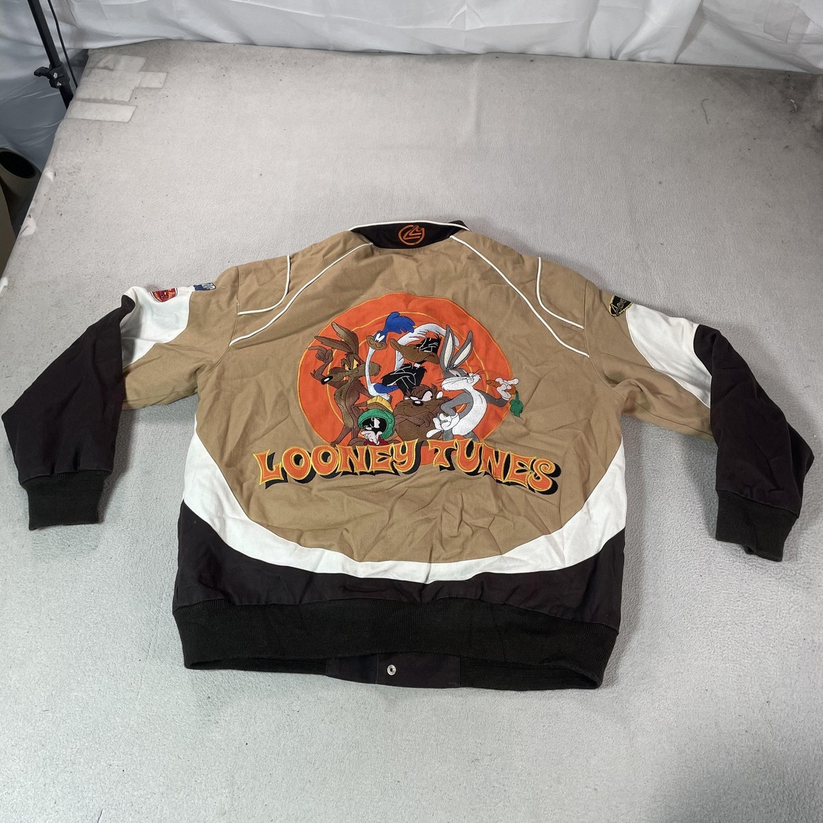 LOT 29 Looney Tunes Jacket Mens Large Tan Bugs Bunny Canvas