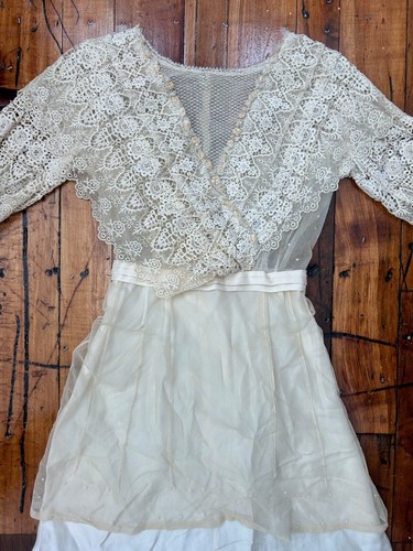 Edwardian 1900s 1910s Ivory silk and lace ribbon work rosette gown antique - Picture 2 of 11