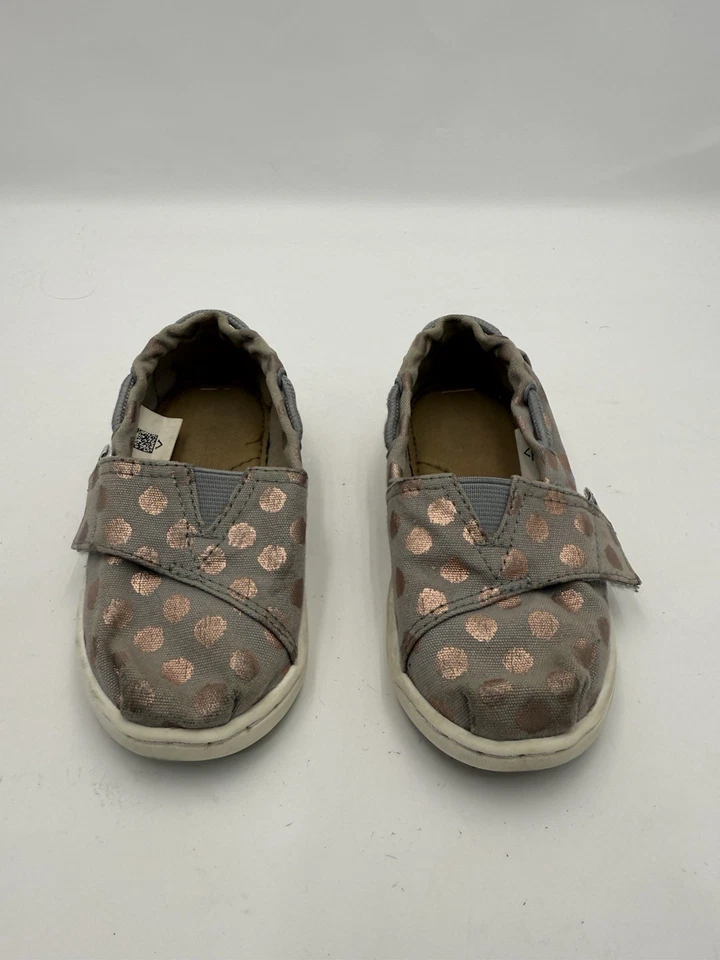 Mocasines sin cordones TOMS para niñas pequeñas gris rosa a lunares talla 7 Foto 2 de 4