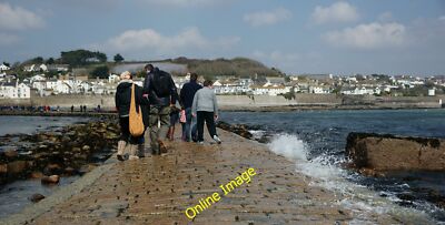 Foto 12x8 Das Meer schlägt zurück Marazion Die fallende Flut ermöglicht Besucher c2013