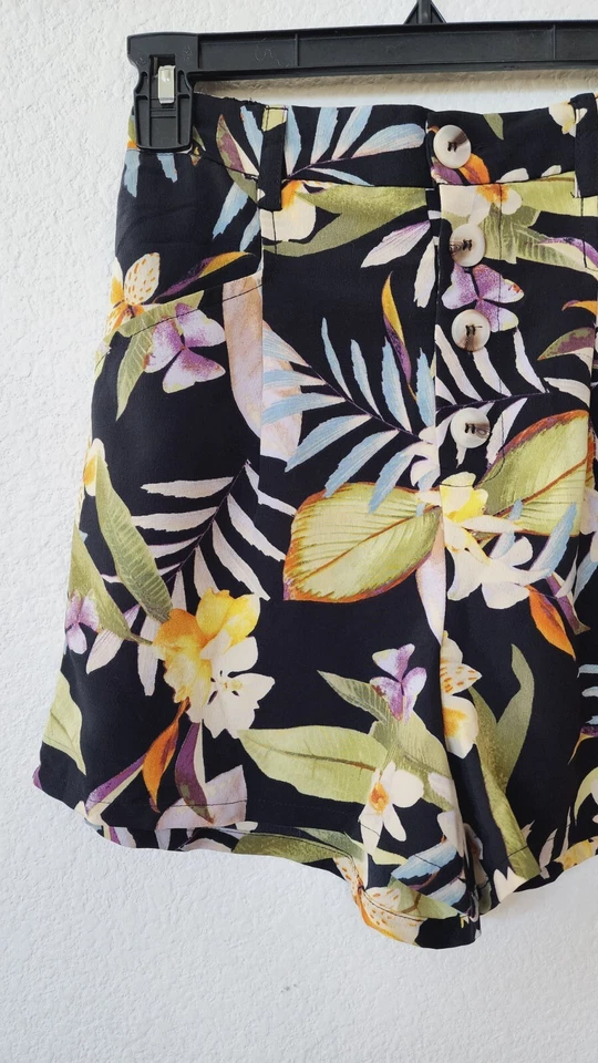 Shorts Urban Outfitters novo tamanho pequeno preto floral tropical bolsos botão - Imagem 3 de 3