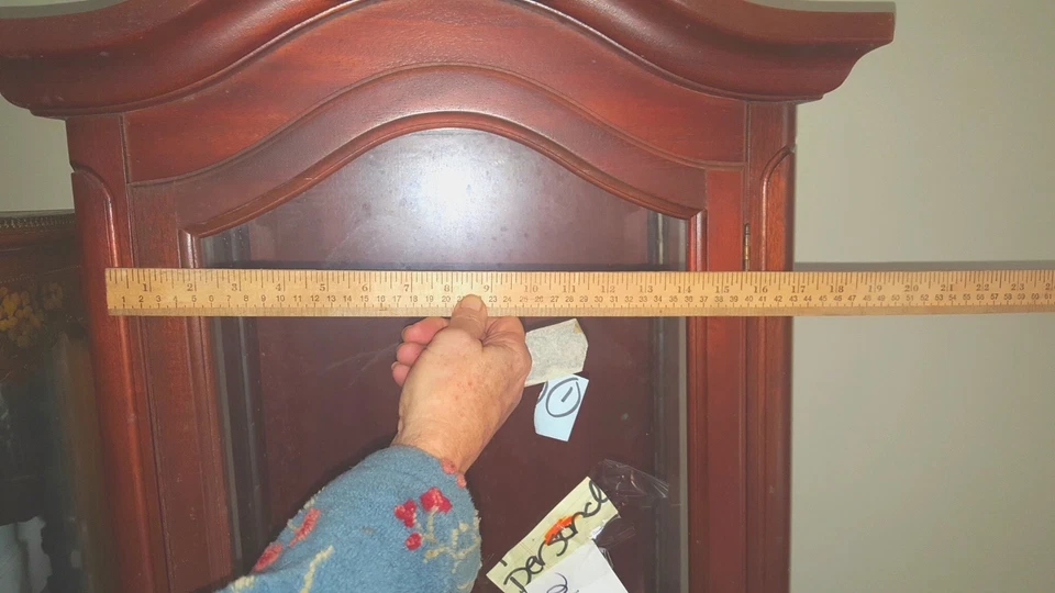 Armario de curiosidades victoriano vintage con puerta de cristal e iluminación Foto 4 de 4