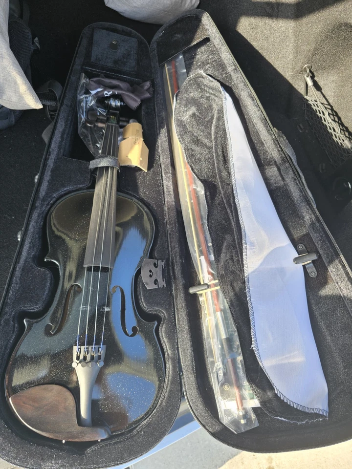 Tower Strings Midnight Violin  Still New Bought It A Year Ago Never Use It. - Image 3 of 4