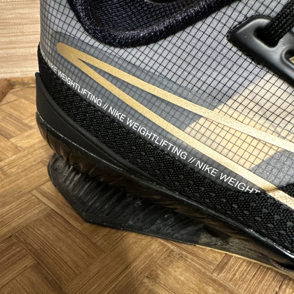 Nike Hombres 7/Mujeres8 Romaleos 4 Zapatos de Levantamiento de Pesas Negro/Dorado CD3463-001 Foto 3 de 4