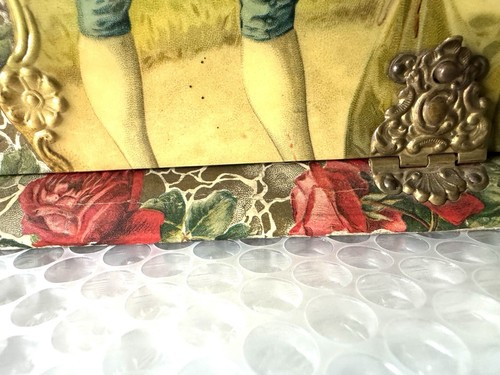 Comò antico vintage in celluloide bella coppia corteggiante e design rosa - Foto 21 di 24