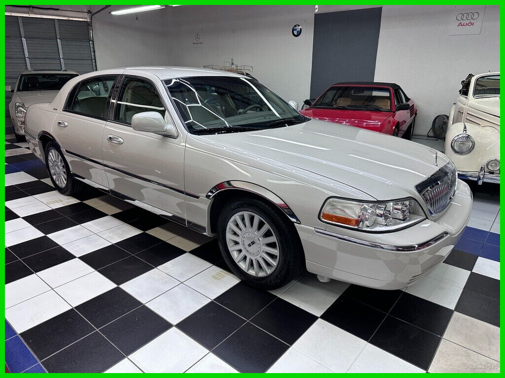 Image of 2005 Lincoln Town Car 53K MILES - SIGNATURE - IMACULLATE CONDITION!