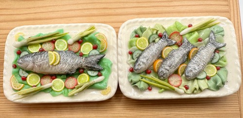 Dolls house miniature 1:12 ARTISAN pair of fish platters - Picture 13 of 13