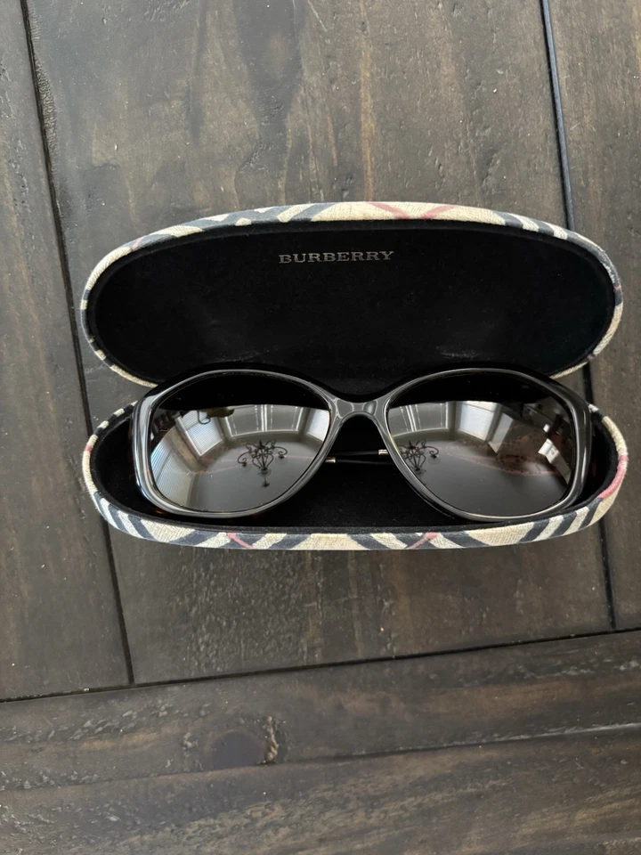 Женские солнцезащитные очки Burberry с чехлом - Изображение 2 из 4