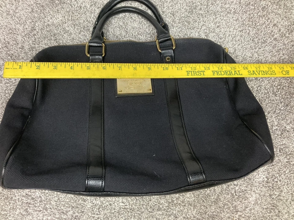 Bolso de mano Victoria's Secret para mujer negro de lona con placa dorada *SIN CORREA* Foto 3 de 4