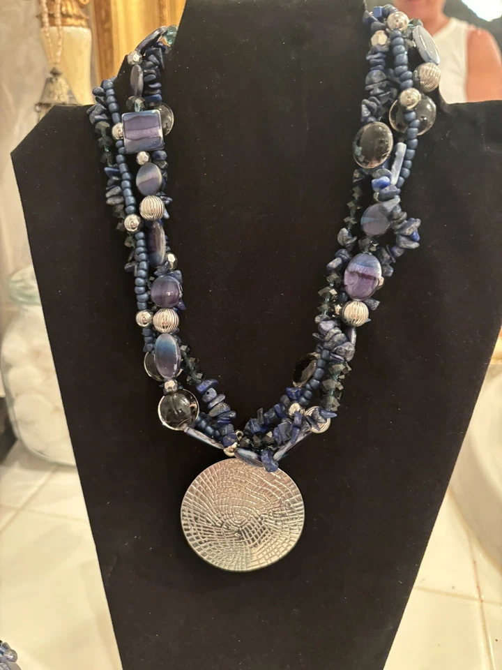 Vera Wang Brilliant Blues, Beads And Stones Chunky Necklace With Silver Accents Foto 4 de 4