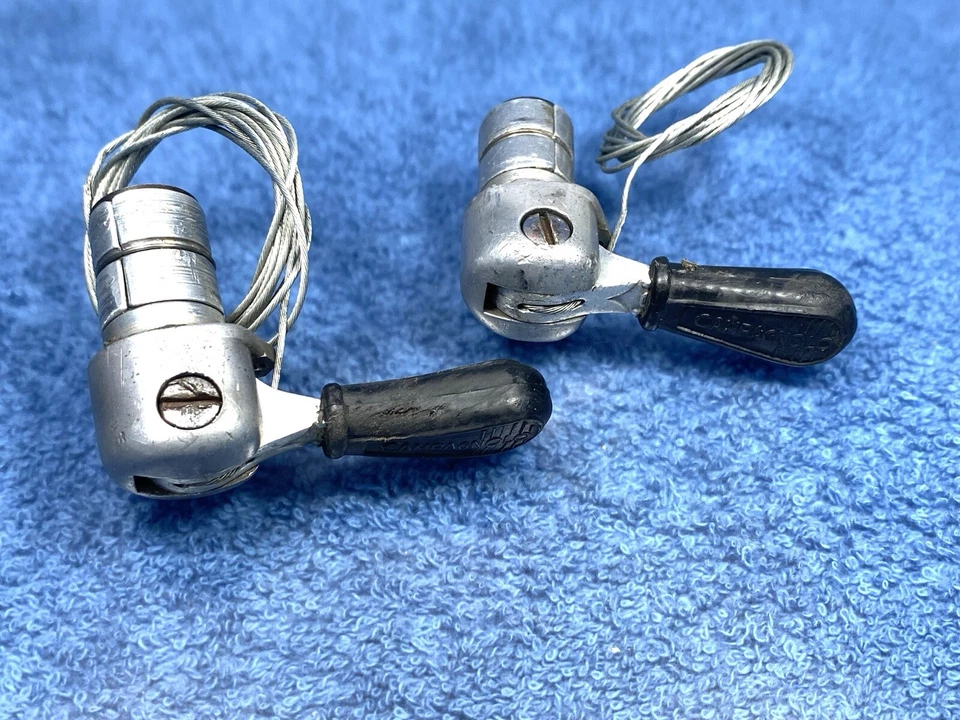 PALANCAS DE CAMBIO DE CONTROL DE MANILLAR CAMPAGNOLO #1012/3 CABLES CAMPY CORRECTOS CAMPANAS NEGRAS Foto 2 de 4