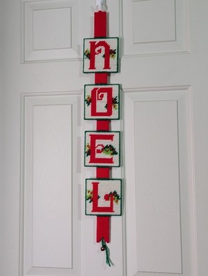 VTG Christmas NOEL Yarn Art Wall Hanging Holiday Needlepoint Decor Classic Holly