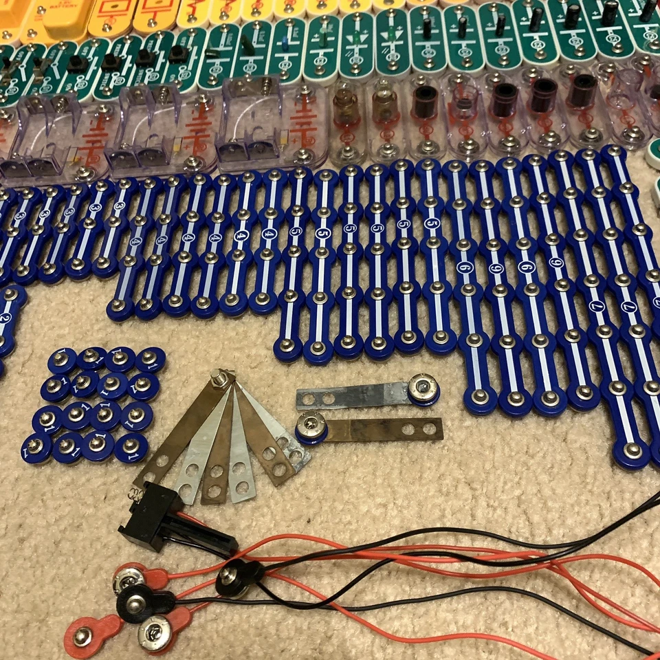 Lot 211 Pieces & 7 Instruction Manuals Bundle / Elenco Electronic Snap Circuits - Image 4 of 4