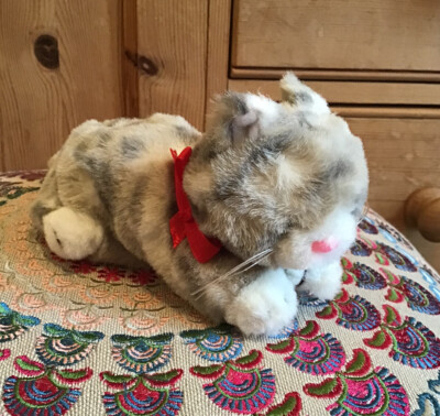 Vintage freche Kumpels liegende graue Tabby Katze Ich liebe dich weiches Plüschtier 7 Zoll 