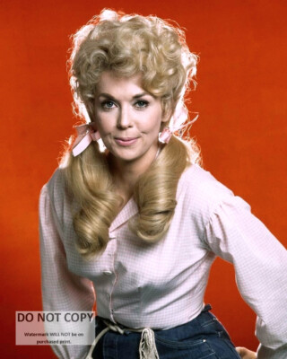 DONNA DOUGLAS IN "THE BEVERLY HILLBILLIES" - 8X10 PUBLICITY PHOTO