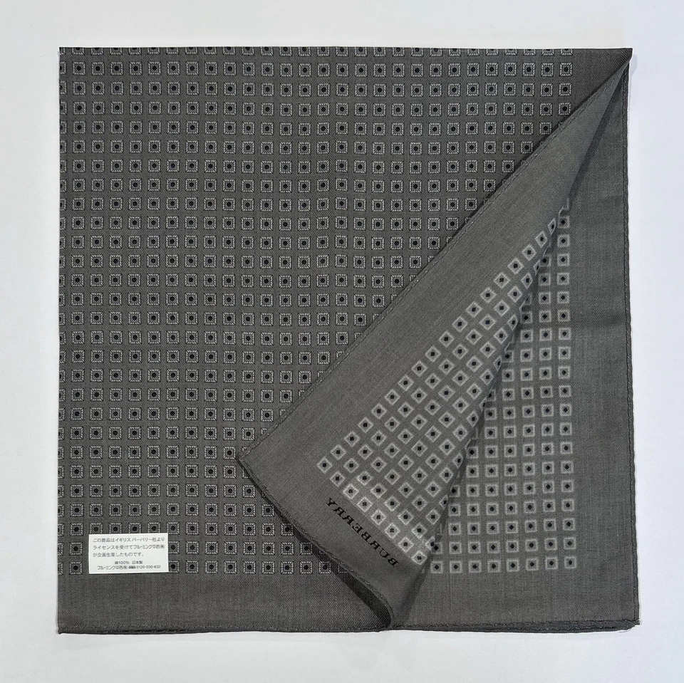 NOVO COM ETIQUETAS LENÇO MASCULINO BURBERRY cinza geométrico BOLSO DE ALGODÃO QUADRADO 20” - Imagem 3 de 4