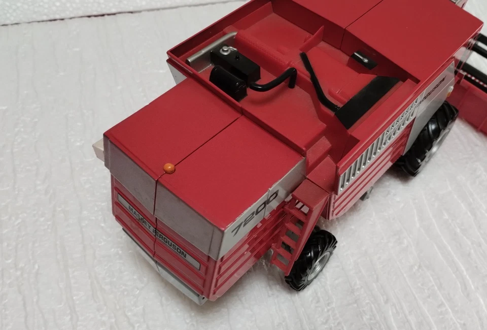 Britains - 1/32 Moissonneuse-batteuse Massey Ferguson 7200 rouge.... - Photo 4/4