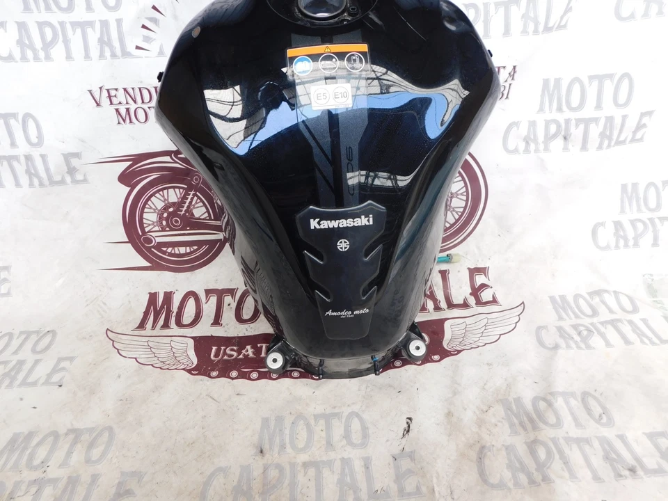 SERBATOIO + POMPA CARBURANTE BENZINA CON GRAFFI KAWASAKI Z 900 2023 - Immagine 3 di 4
