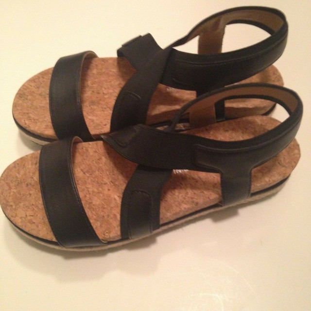 adrienne vittadini black sandals