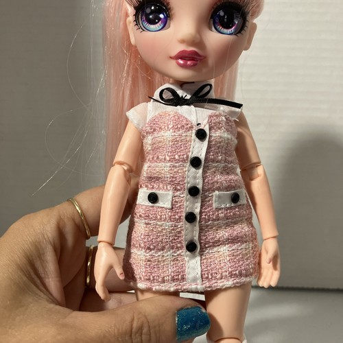 Muñeca de moda Rainbow High Bella Parker, mochila rosa, peine usado en excelente estado - Imagen 3 de 17