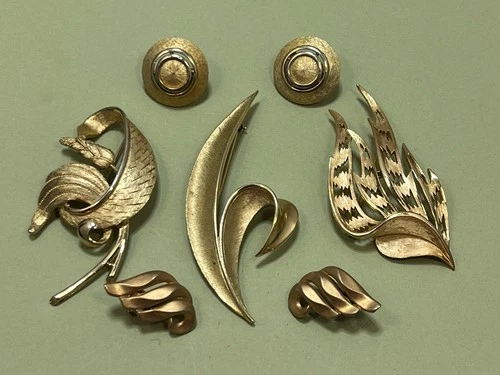 Vintage Crown Trifari Brooch Pin Clip On Earrings Jewelry Lot Gold Tone 7 PCS