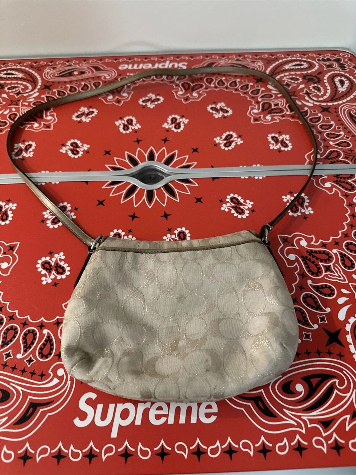 Fibbia a tracolla Coach SOHO firma cachi oro jacquard metallizzato in pelle piccola