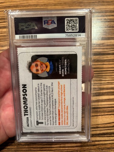 2023 S.I. Tarjeta de novato Alyssa Thompson para niños - PSA 7, POP 14, solo 9 superior - Imagen 2 de 2