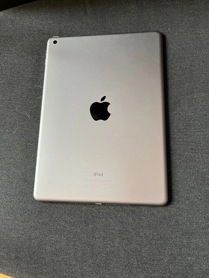 Apple iPad (5th generation) · 32GB · Wi-Fi, foto 2 de 2