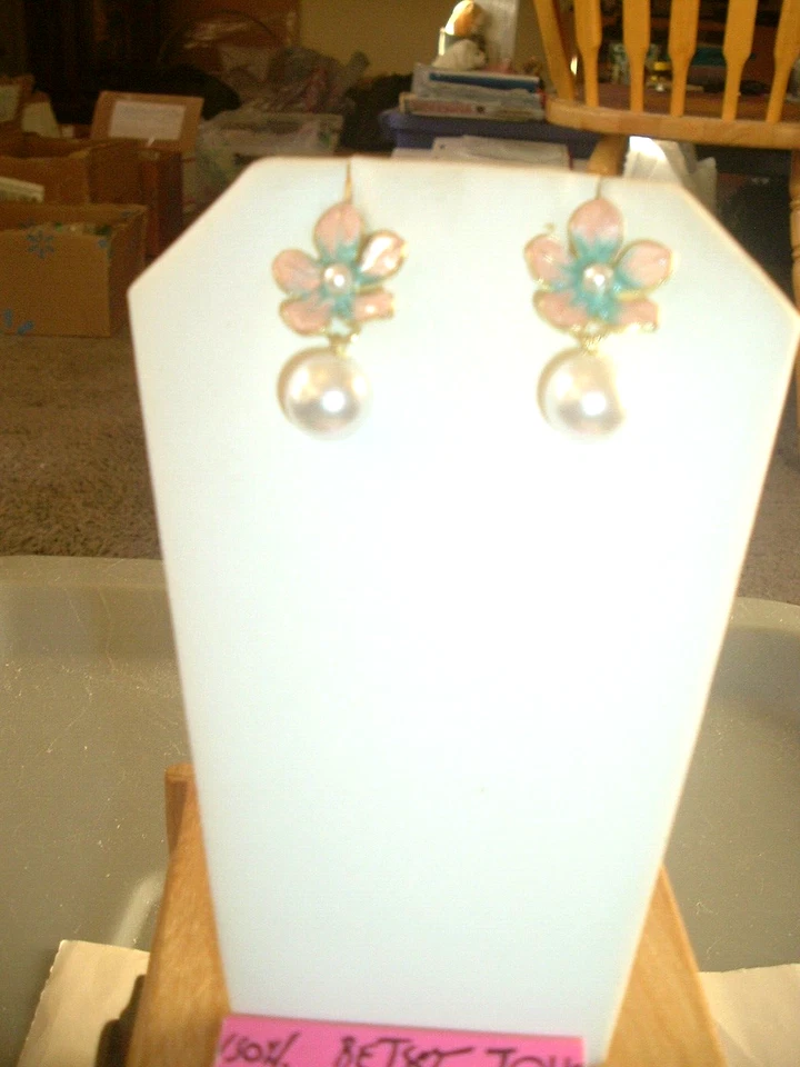 Pendientes perforados rosa con esmalte verde flor perla poste Betsey Johnson Foto 3 de 4