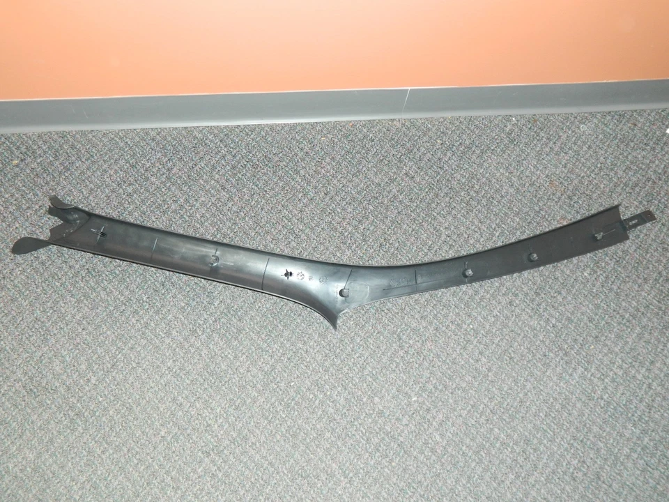 Novo OEM 1999-2003 Ford Escort Rocker Floor Pillar acabamento interno preto - Imagem 2 de 3