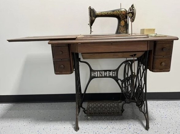 1917 Singer Treadle Sewing Machine Red Eye With Table 4 Drawer Model 66
