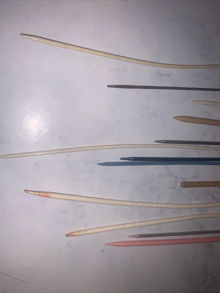 Juego mixto vintage de diferentes tamaños de agujas de tejer y ganchos de crochet. Foto 3 de 3