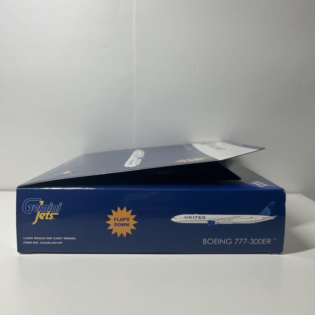 Gemini Jets Boeing 777-300ER United 1:400 Scale Model - Used