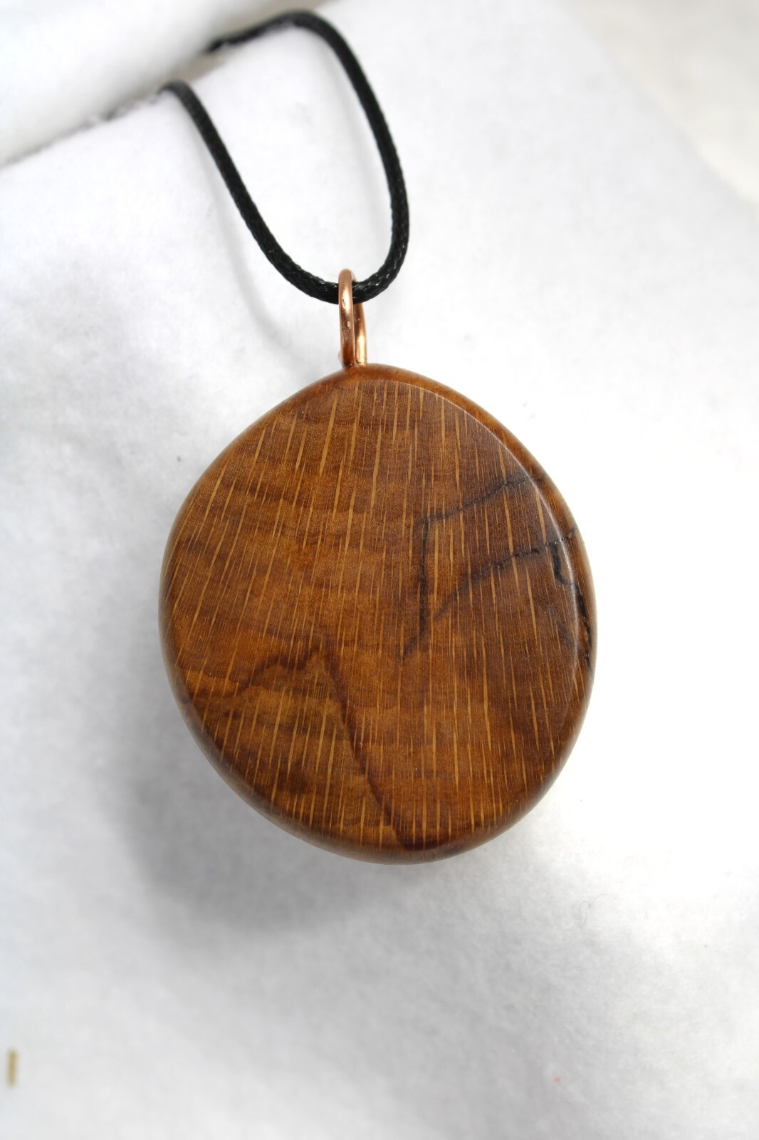 Pendentif EMBLICA bijou en bois de chêne au style bohème chic pour sublimer vos tenues quotidiennes