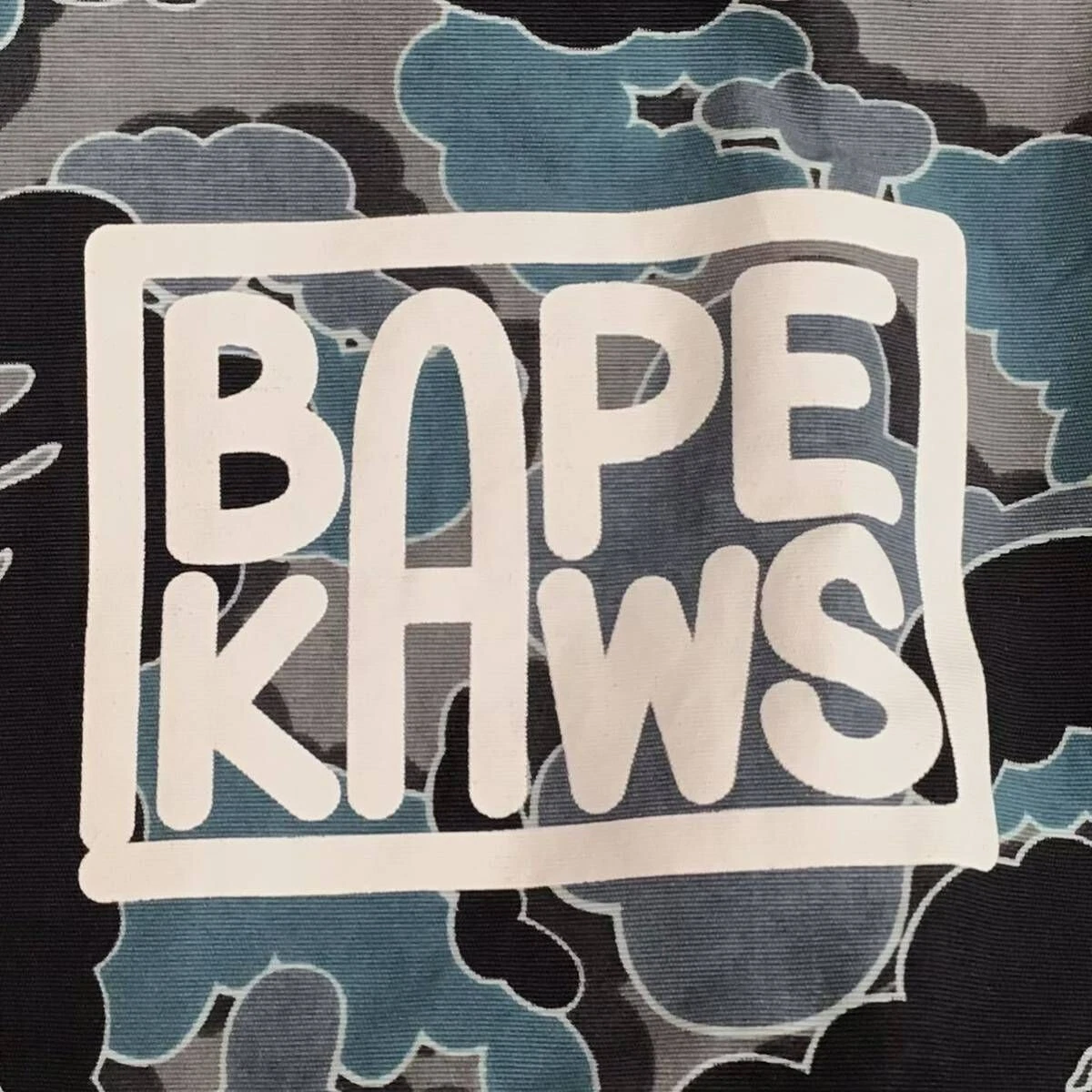 A BATHING APE (BAPE) Rara giacca snowboard mimetica BAPE KAWS Cloud felpa con cappuccio multicolore uomo usata taglia L