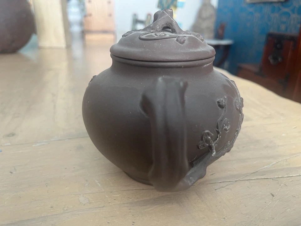 Tetera china Yixing zisha (arena púrpura) con diseño de flor de ciruelo, usada en excelente estado Foto 2 de 4