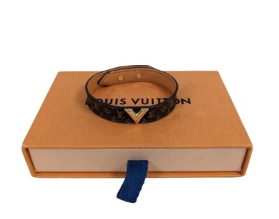 Louis Vuitton Essential V Armband