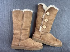 Stivali alti UGG Bailey Button Triplet castagno scamosciato pelle di pecora donna taglia US 8