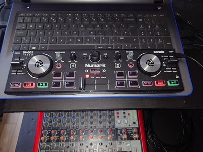 Numark DJ2GO2 Touch Compact DJ Controller mit Flightcase