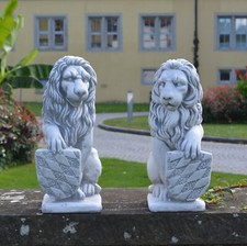 Löwe 2er-Set mit Schild Steinfigur H.40 cm 27 x 16 cm je 15 kg Beton frostsicher