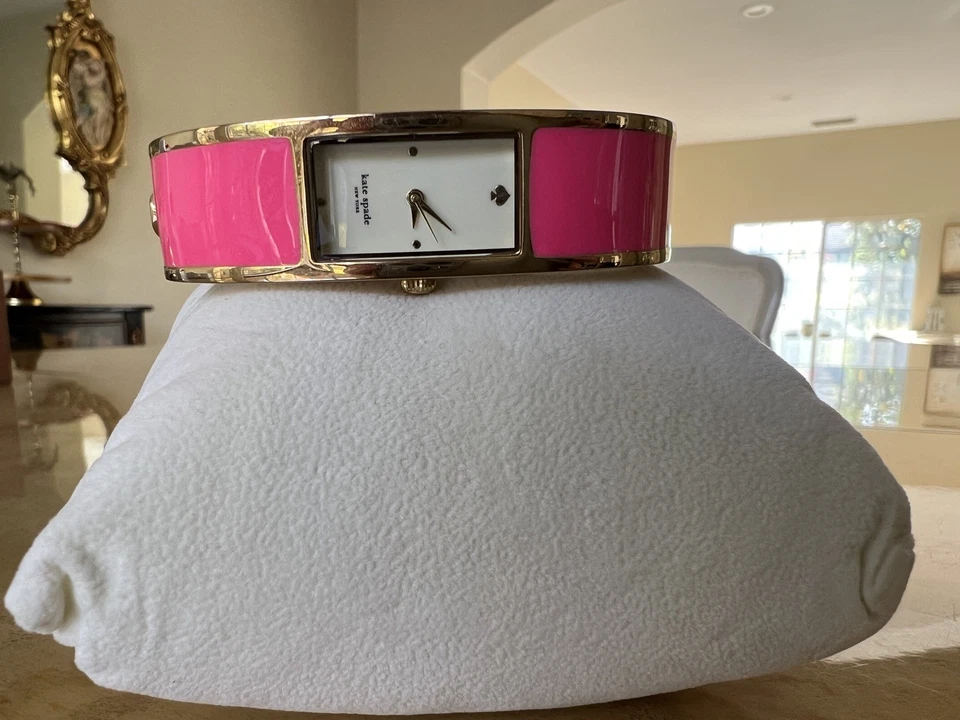 Reloj Brazalete Kate Spade Carrusel Confeti Esmalte Rosa Caliente, Base Chapada en Oro Foto 2 de 4