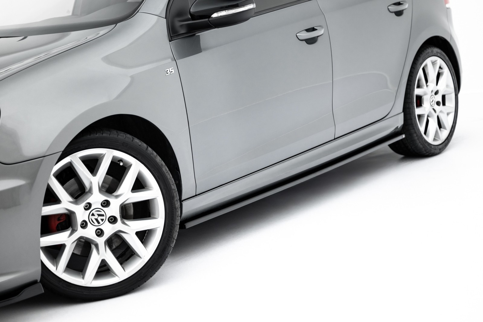 Rajouts des bas de caisse Maxton noir finition premium pour Volkswagen Golf 6 R20