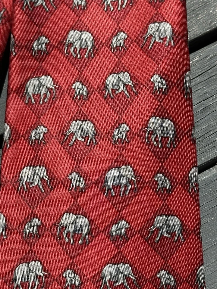 Corbata de seda roja Jim Thompson con diseño de elefante con diamantes para hombre Foto 2 de 3
