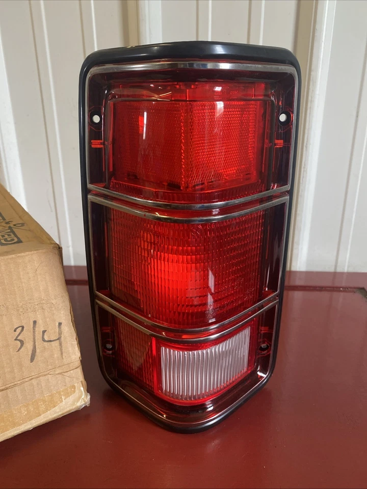 Dodge D150 D250 D350 W150 W250 W350 1984-1989 cargador RAM LUZ TRASERA IZQUIERDA NOS Foto 4 de 4