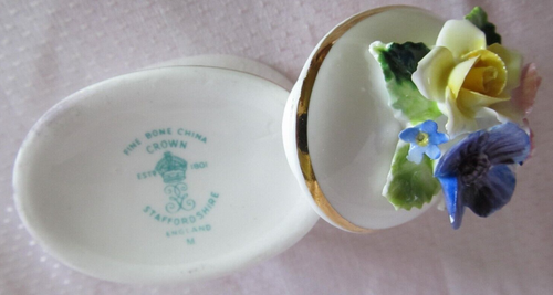 Petit boite à bijoux porcelaine anglaise Staffordshire décor floral en relief - Photo 5 sur 7