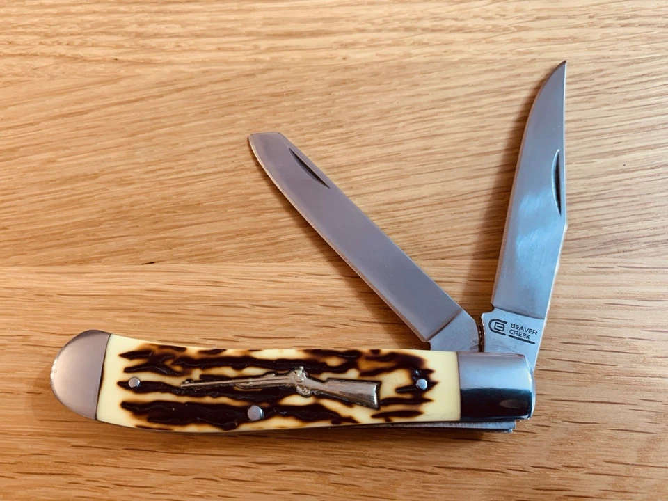 Frost Cutlery 海狸溪折叠捕手 2 刀,步枪盾,全新带盒 — 第 3/4 张图片