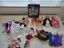 Vtg 1960s Barbie dolls, accessories clothing carry case 1961 2 recent- READ