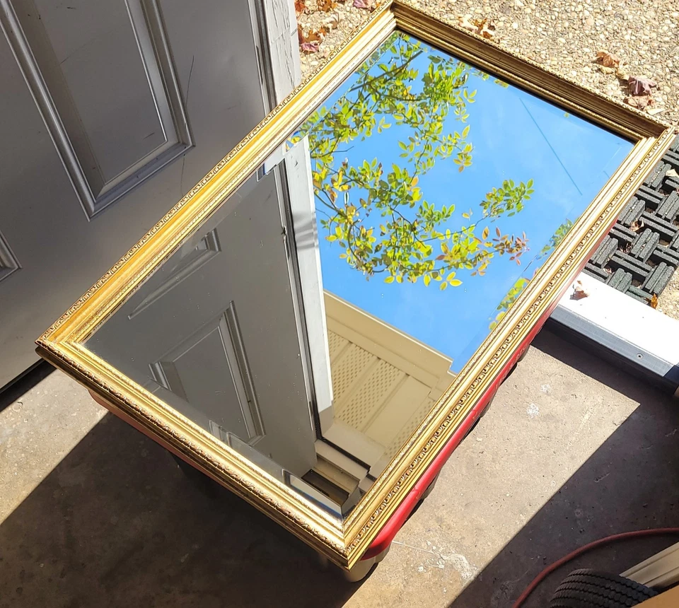 Espejo Carolina años 80 vintage de vidrio biselado de 20 1/2" x 32 1/2", con marco de culpa dorada Foto 3 de 4