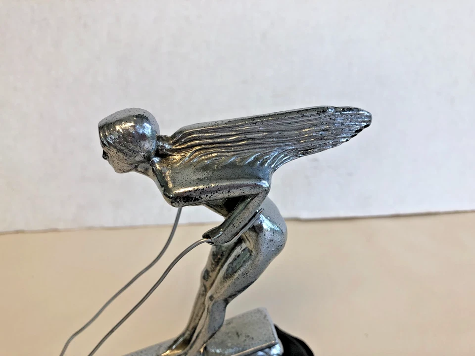 ADORNO CAPUCHA DIOSA NINFA ALADA, ORIGINAL AÑOS 30. EN TABLA DE AQUAPLANE. RARO Foto 3 de 4