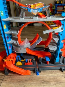 Hot Wheels Ultimate Garage Tower Shark Loop Racetrack ...